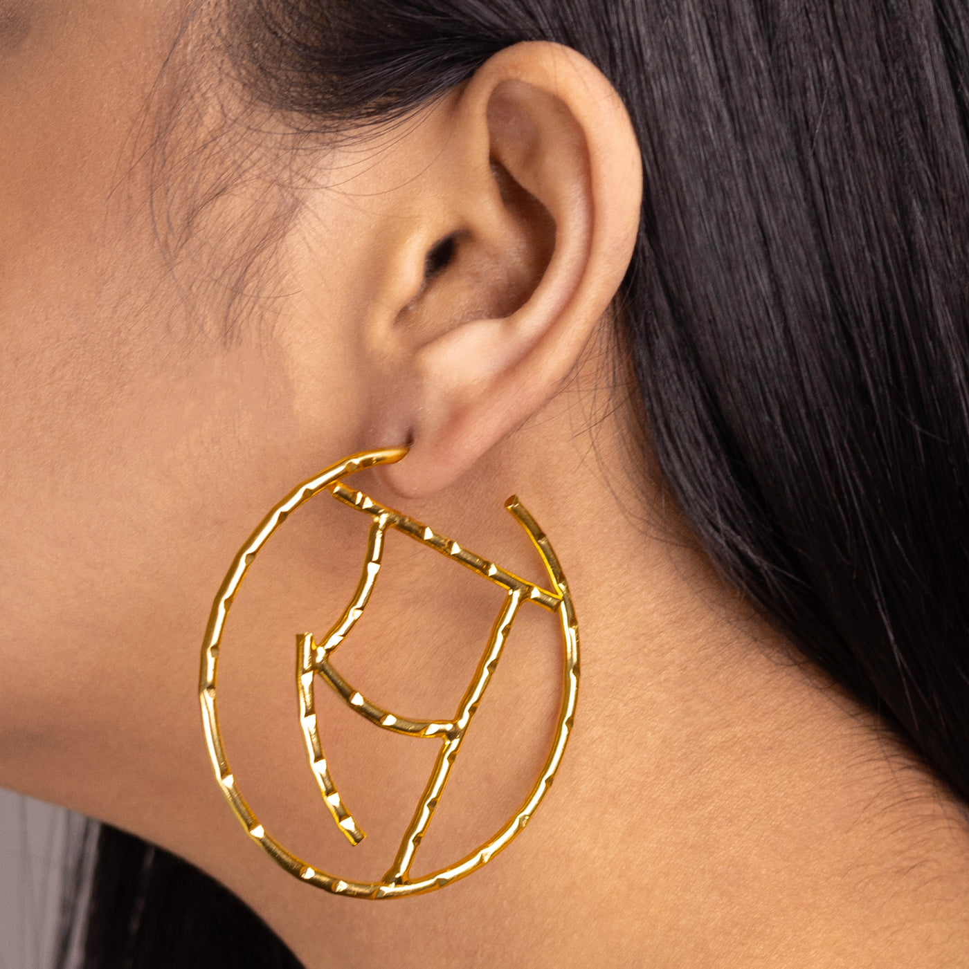 स Encircled Earring