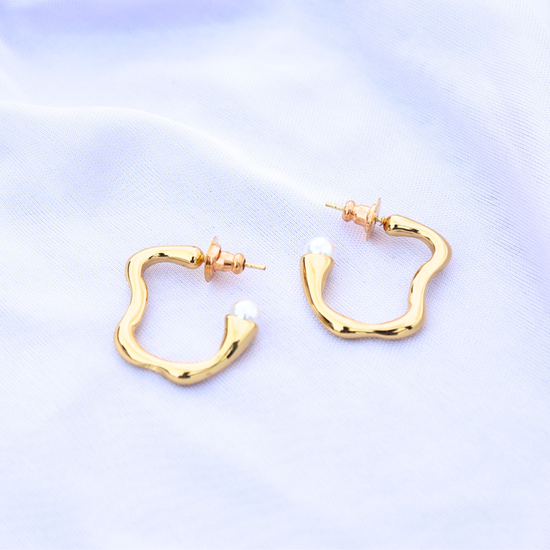 WAVY BACK PEARL STUDS