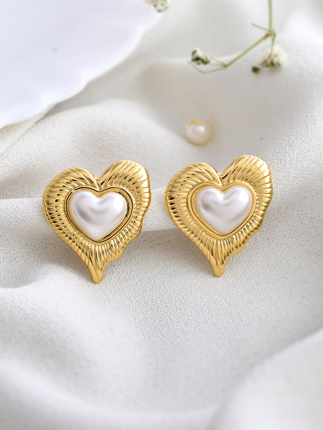 MELTED HEART & PEARL STUDS