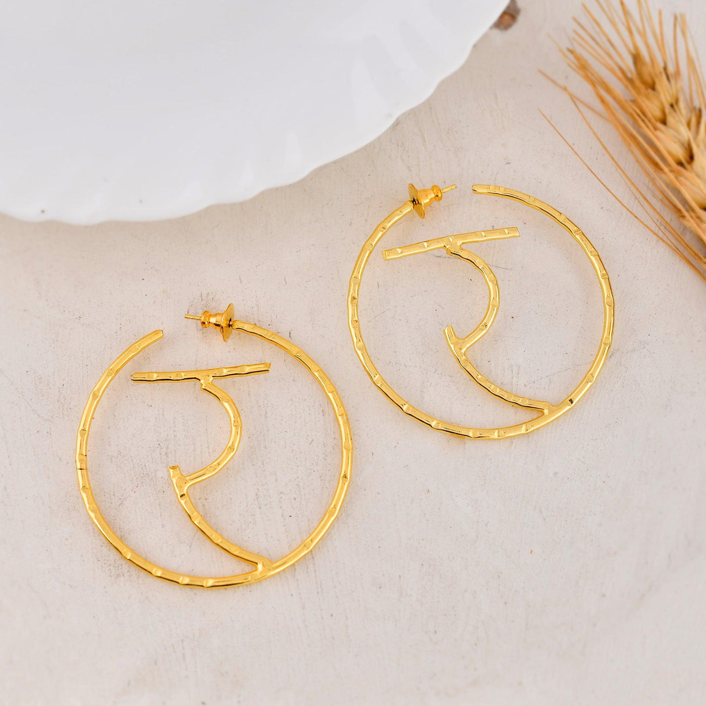 र Encircled Earring - Zuriijewels