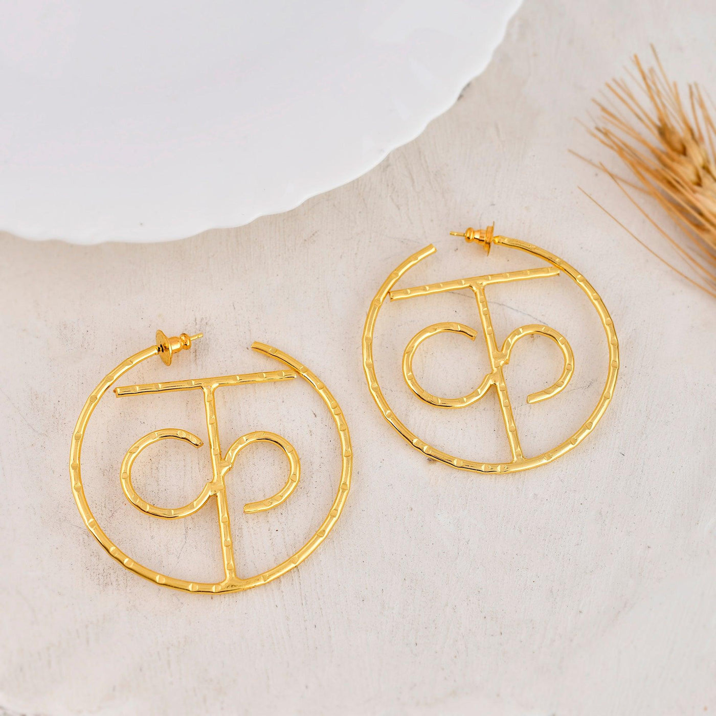 क Encircled Earring - Zuriijewels