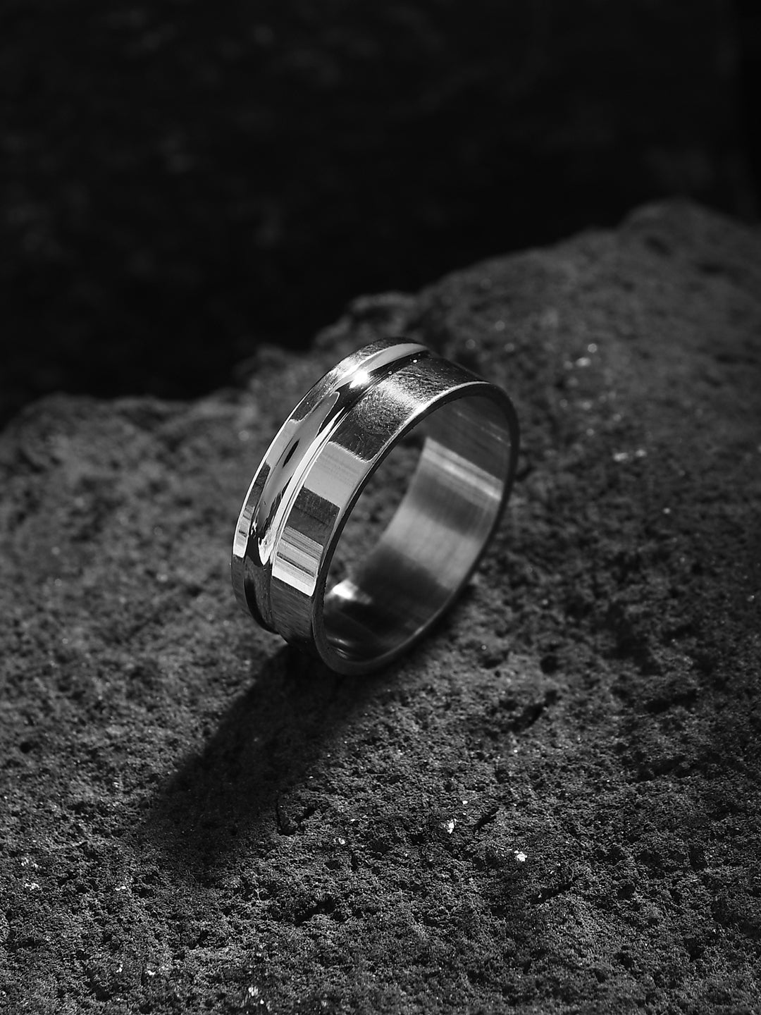 SILVER BELEVED MENS RING